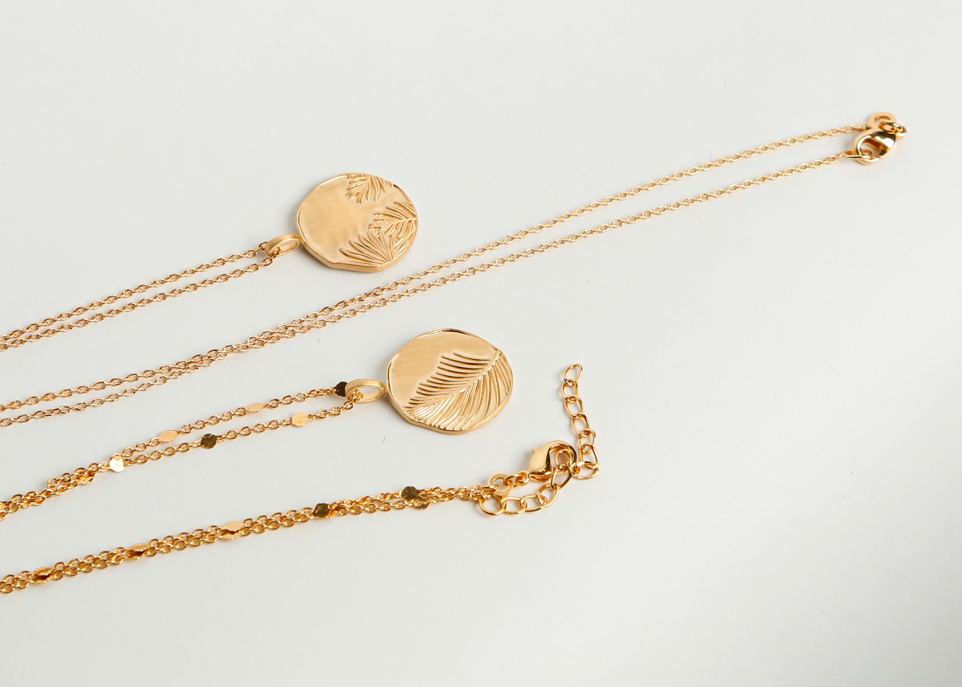 YLUME Short Medallion Necklace