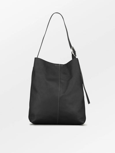 BECKS Grain Mae Buckle Bag in Black
