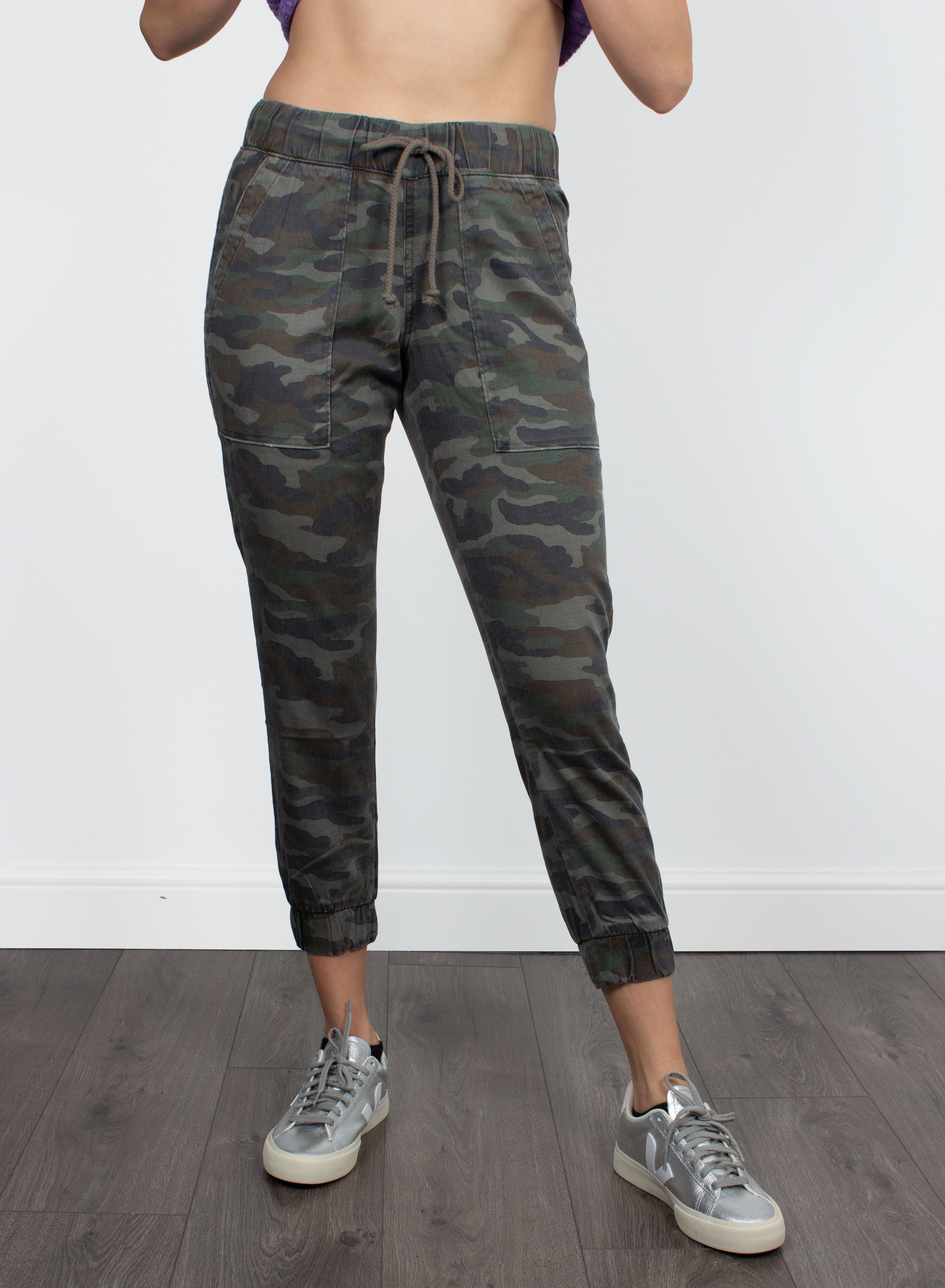 Bella Dahl vintage-camouflage pocket joggers