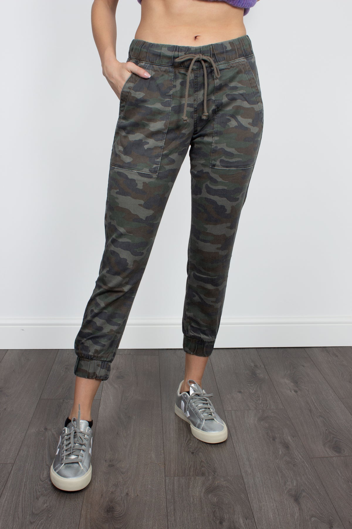 Bella Dahl vintage-camouflage pocket joggers