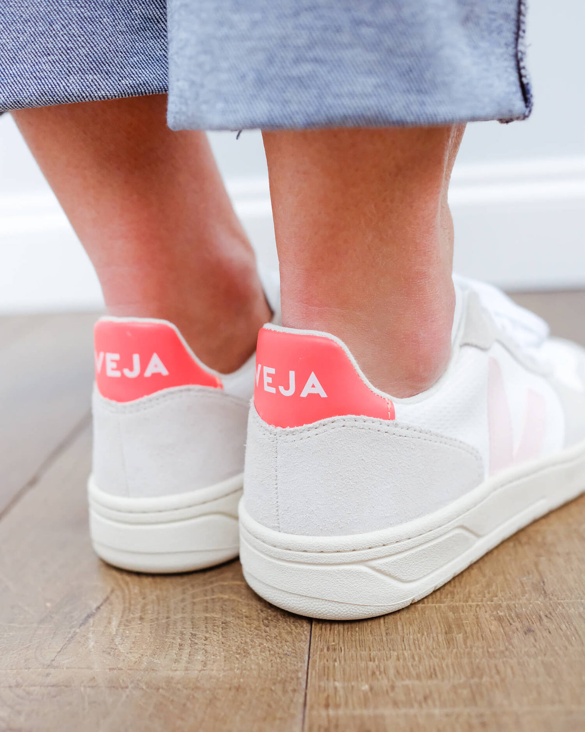 VEJA V-10 Mesh white petal orange