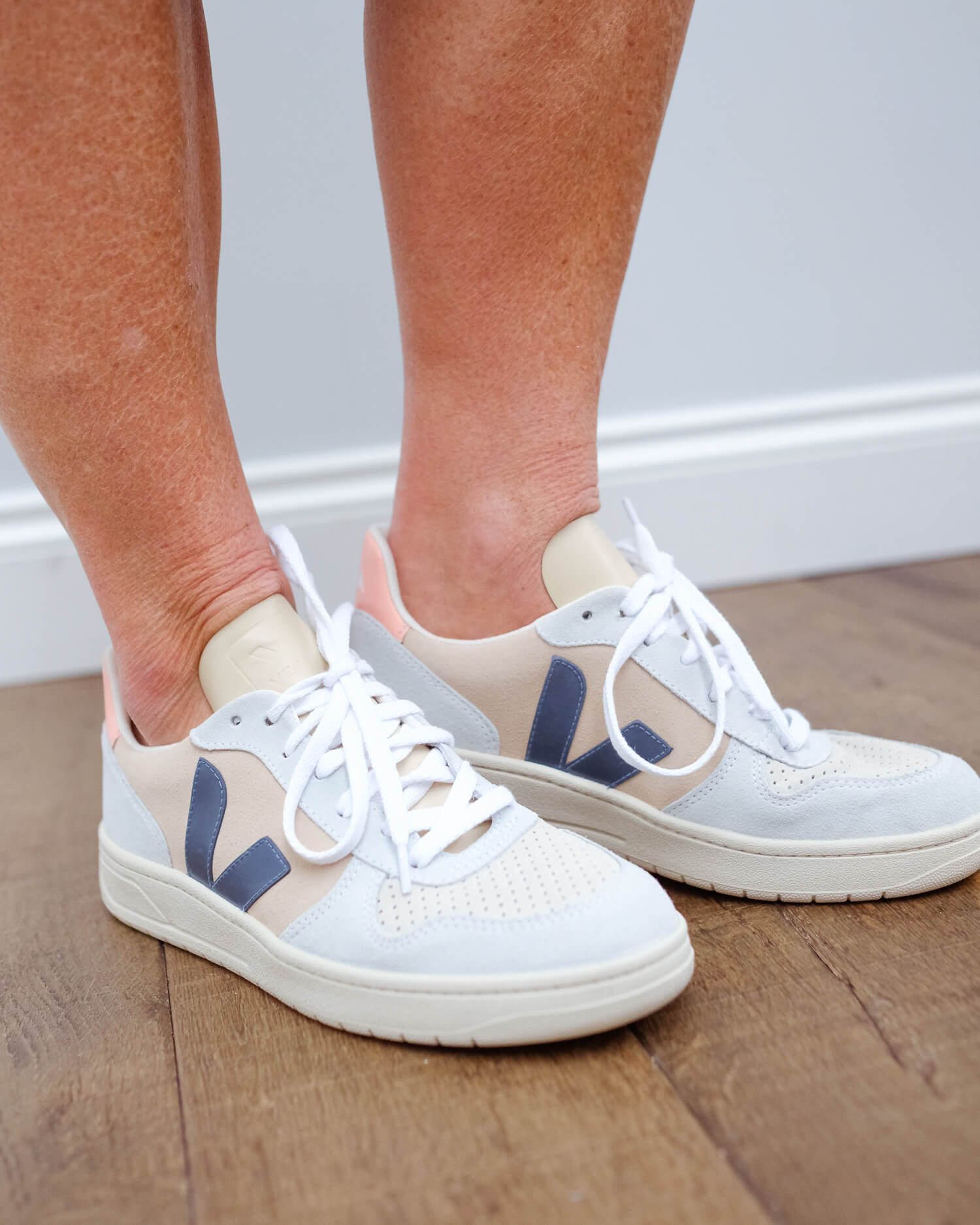 VEJA V-10 Suede Almond California