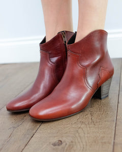 You added <b><u>IM Dicker boots in cognac</u></b> to your cart.