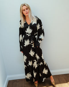 You added <b><u>EA Wonderboy a line long dress in black</u></b> to your cart.