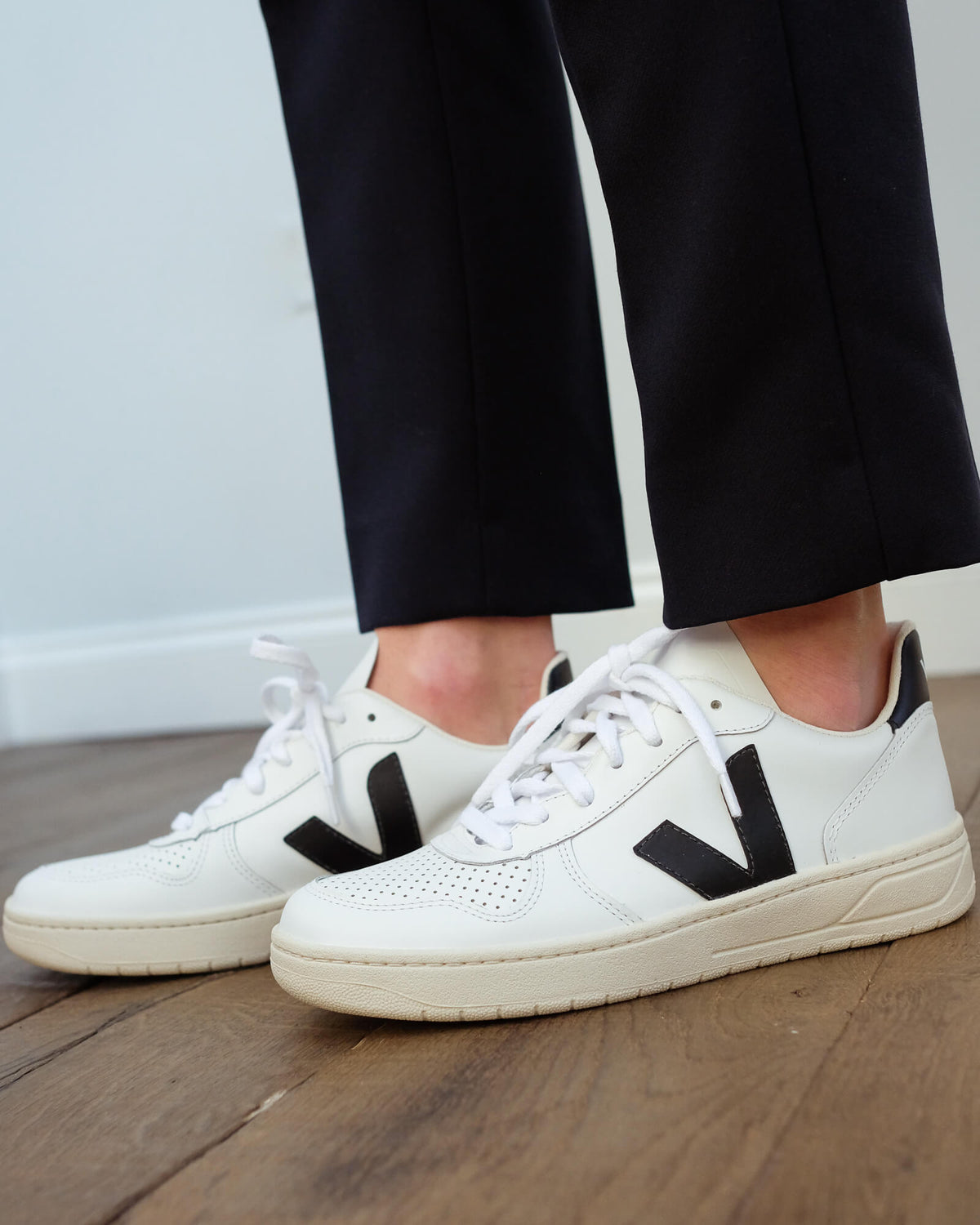 VEJA V-10 in extra white black