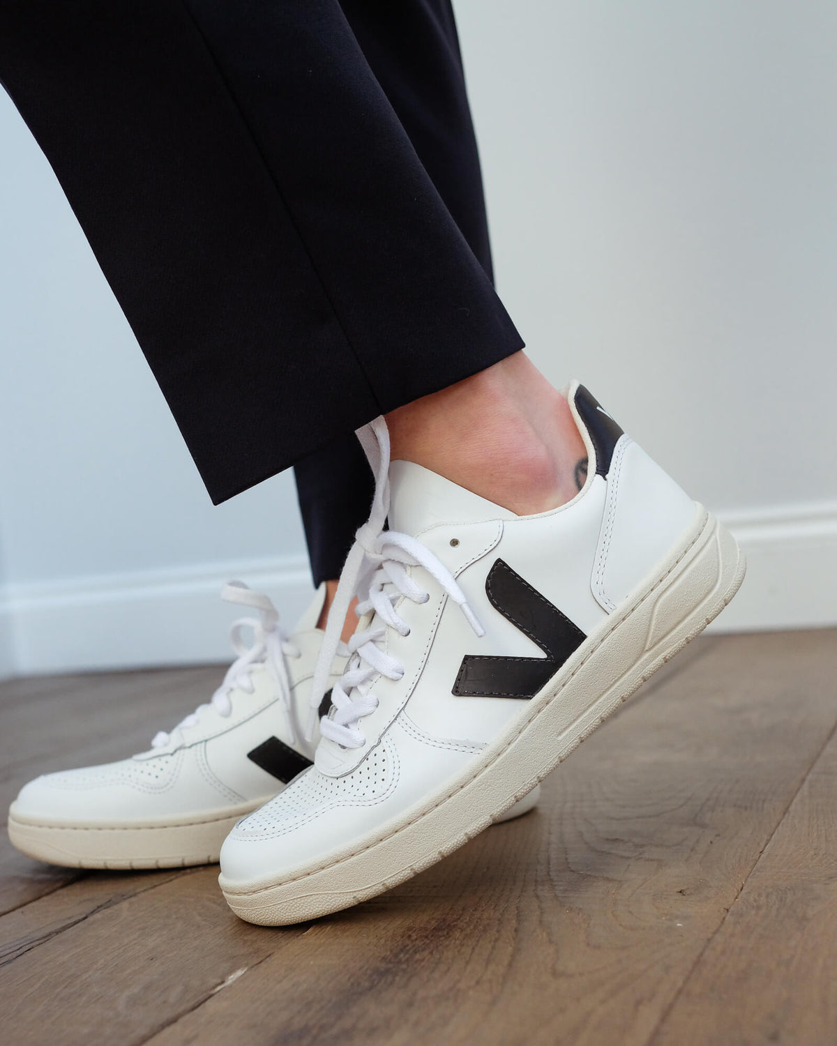 VEJA V-10 in extra white black