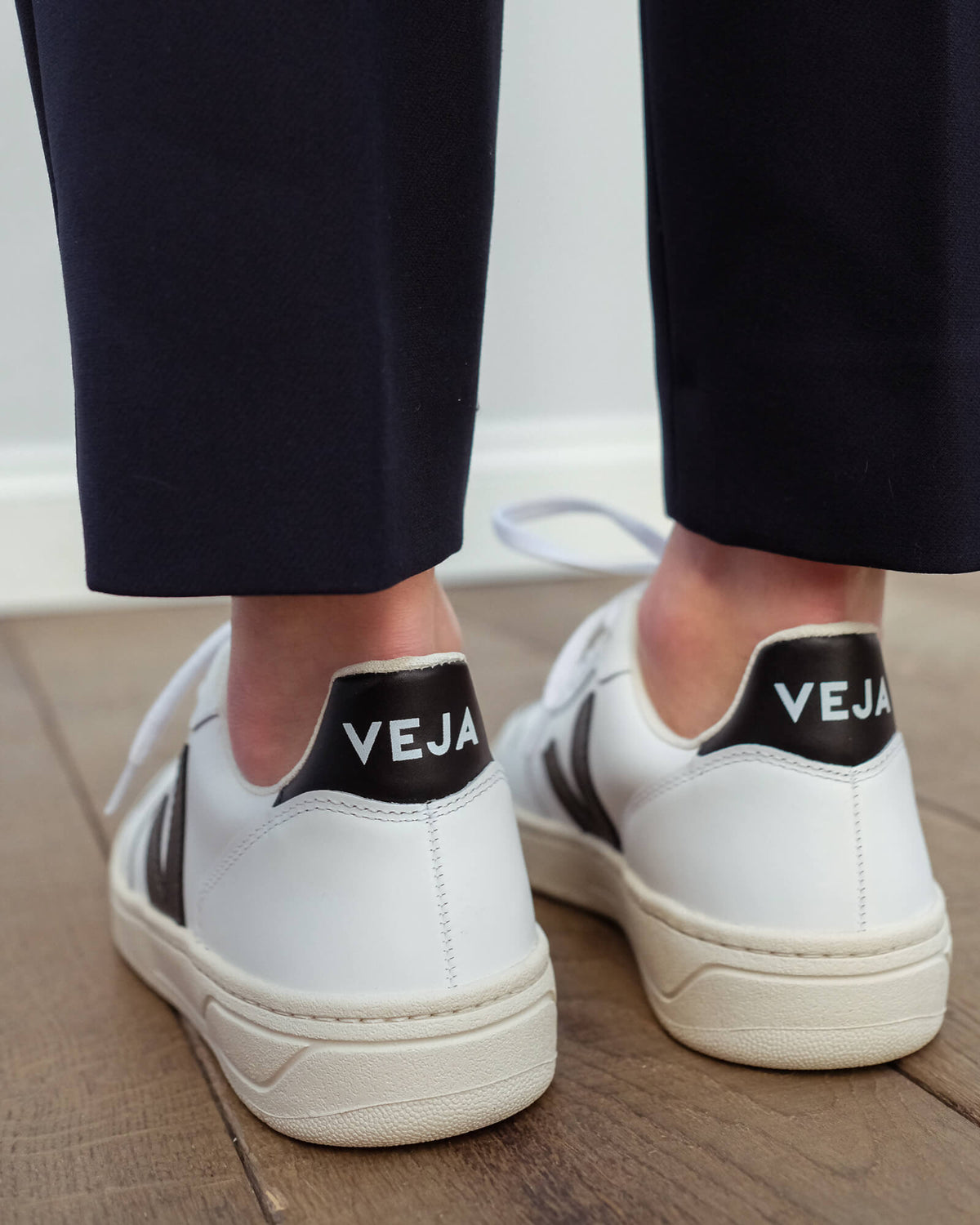 VEJA V-10 in extra white black