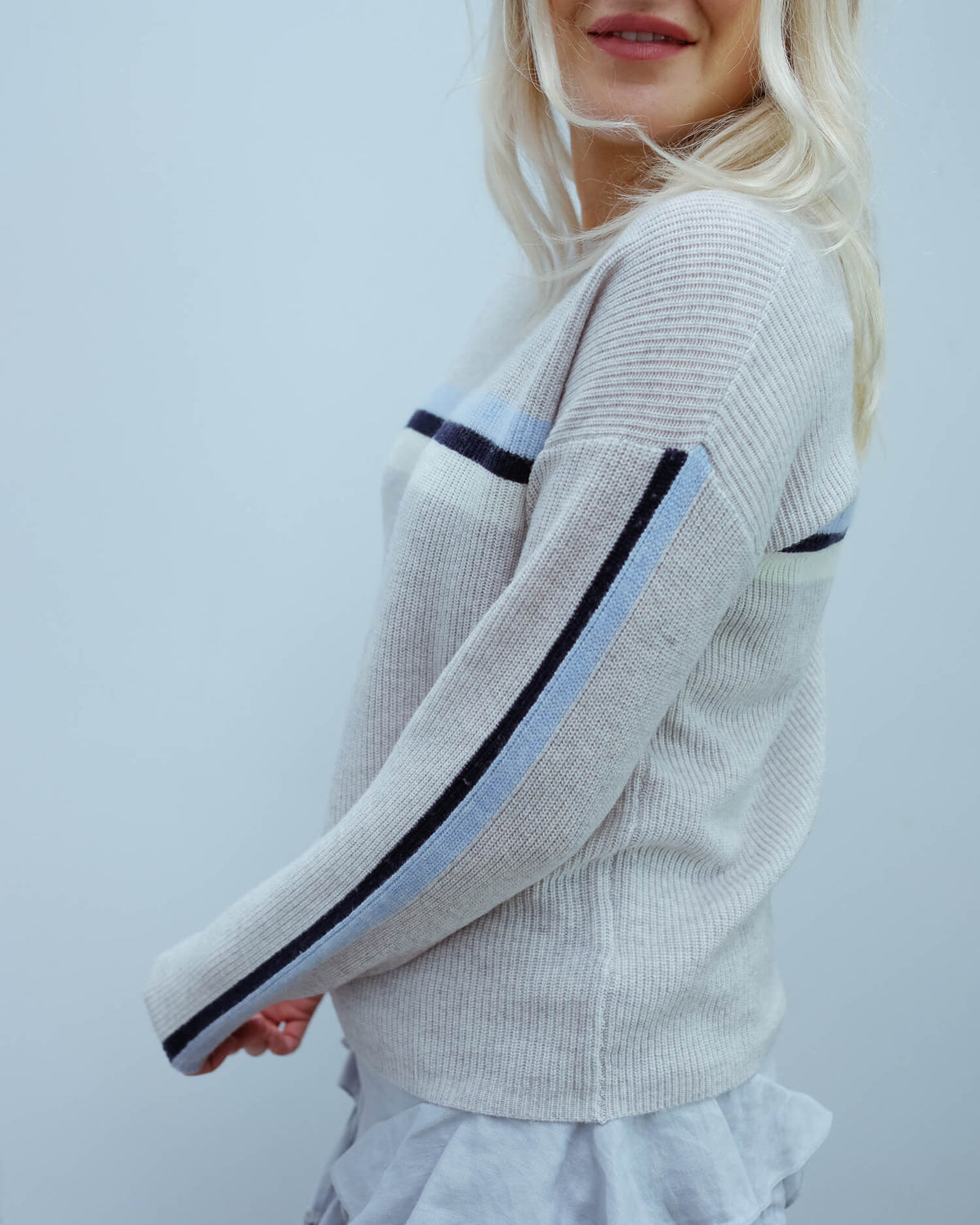 V Kyla knit in heather grey