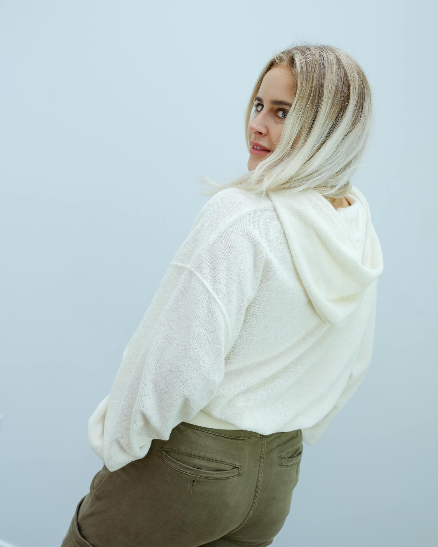 AV OKI82 Hooded sweatshirt in cream