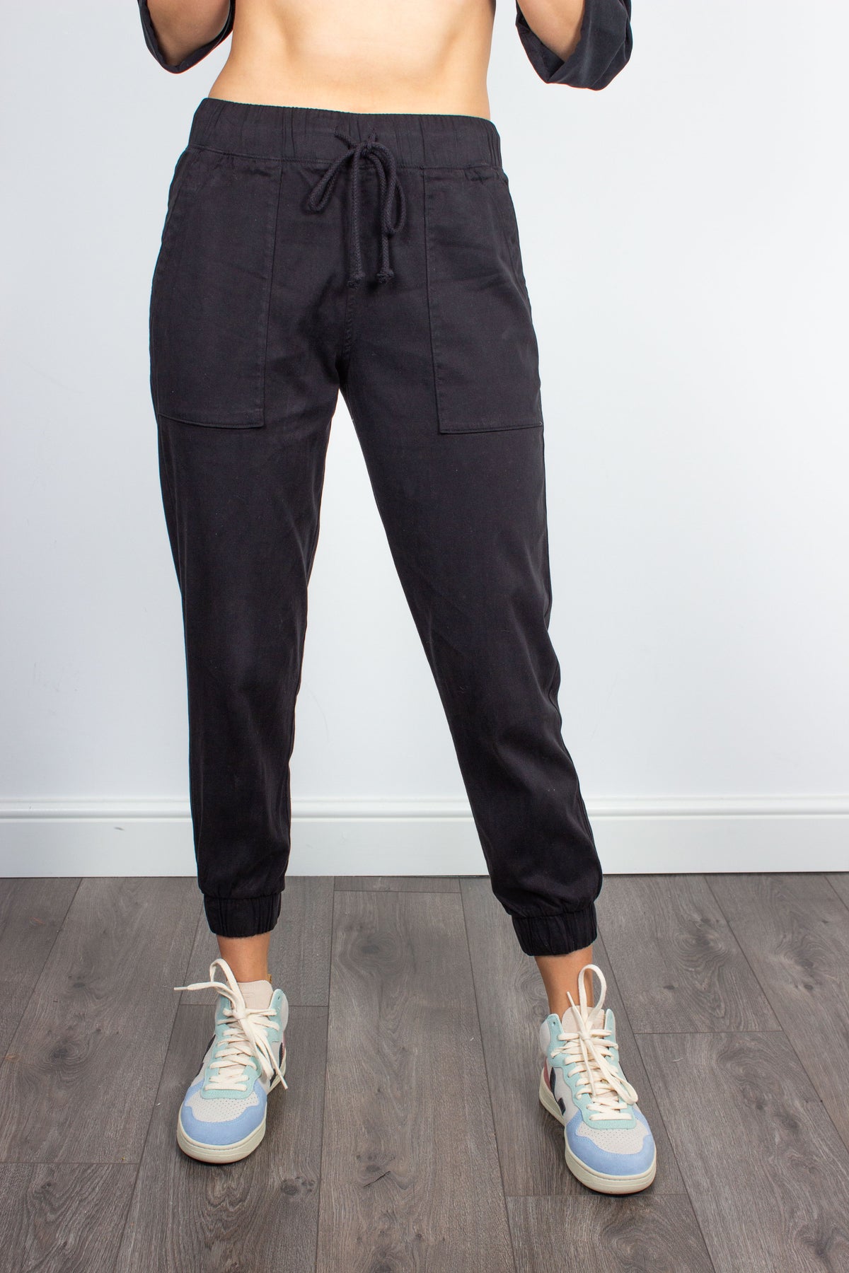 Bella Dahl belted pocket cotton-blend joggers