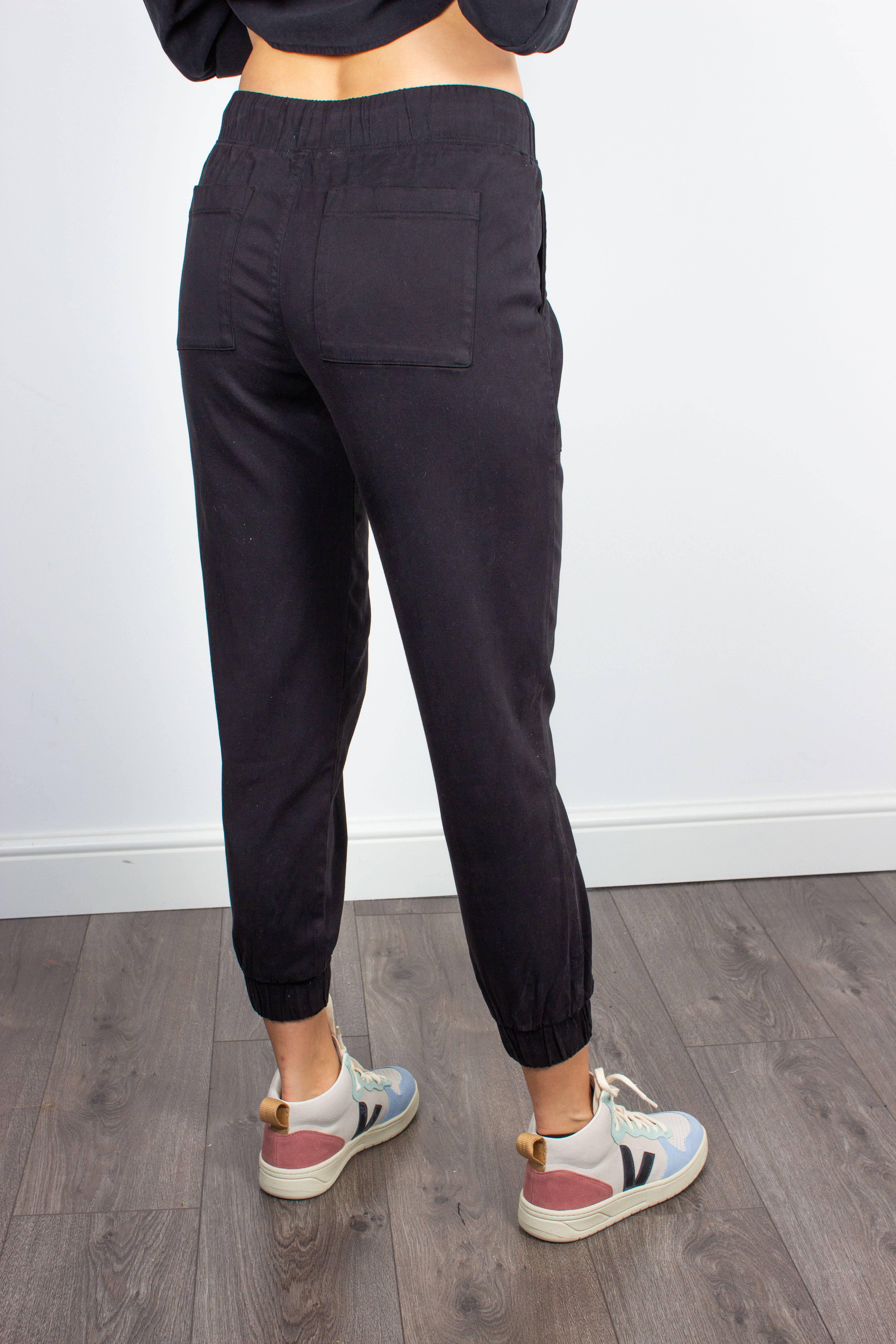 Bella Dahl belted pocket cotton-blend joggers